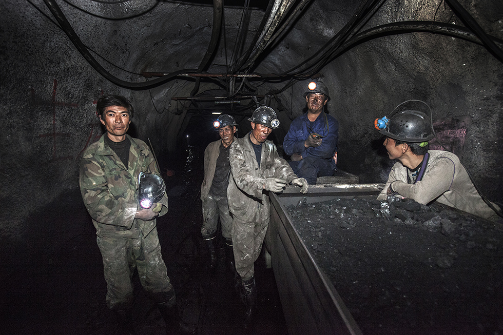 器和定位卡)在电视前可以看到煤矿工人在下井前需要佩戴矿灯和定位卡