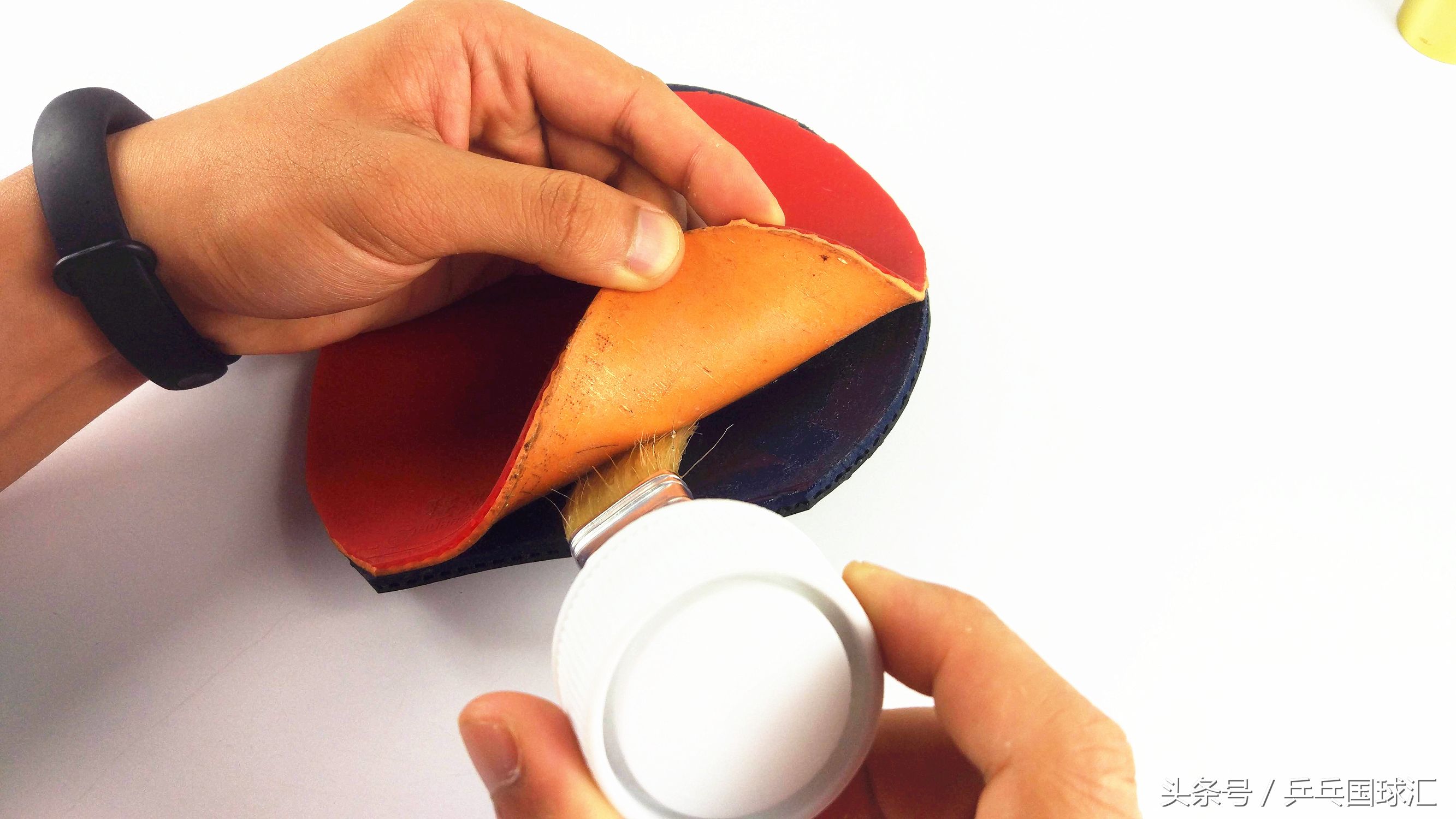 乒乓球胶皮上的胶怎么去除(乒乓装备：一个小妙招，帮你拯救误粘到一起的胶皮！)