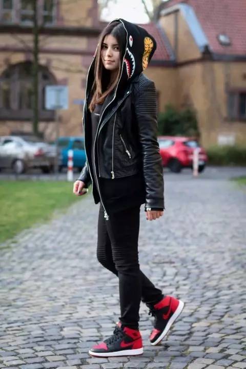 来看看 bape从早期的单品风格及穿搭方法与现今有何差异?