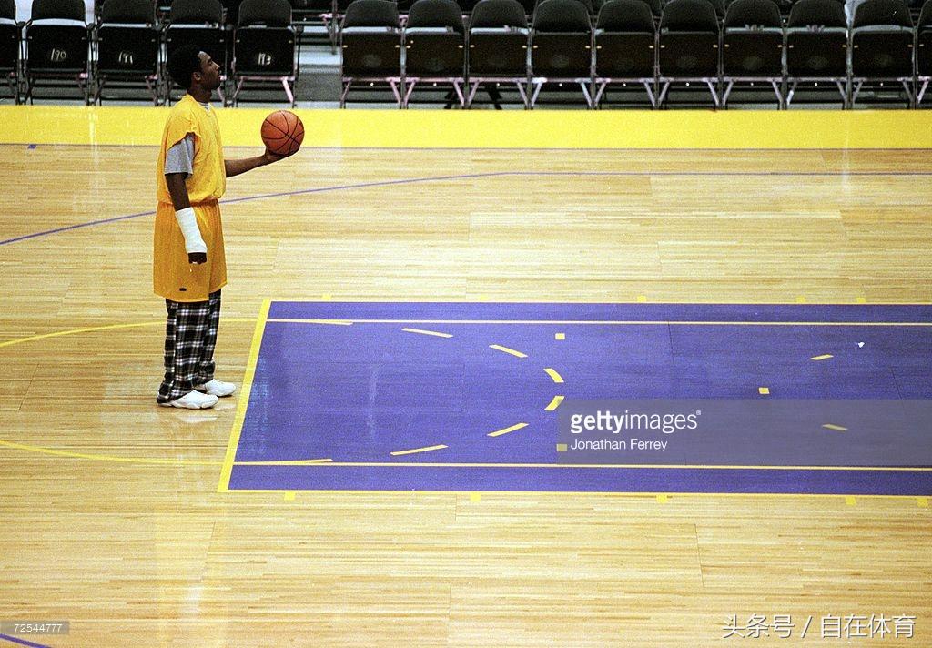 nba球场为什么那么尊重科比(为什么科比最受尊敬？听听对手是怎么说的！)