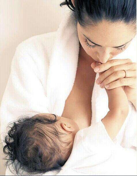 看着妹妹的孩子生十分的瘦小,莹莹想都没想,将自己过剩的奶水用吸奶器