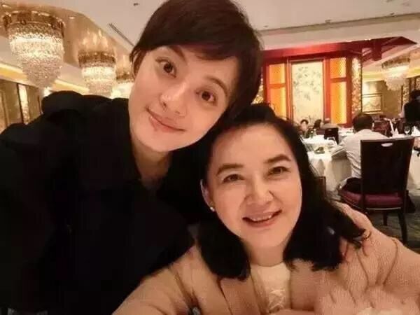 曾被五福星占便宜的霸王花，息影后跨入政坛，竟是孙俪的姨奶奶？
