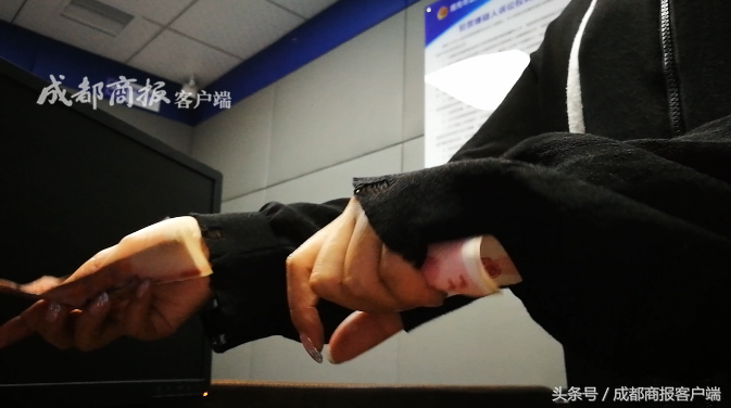 早点新闻｜成都8级大风致停电变压器起火；商妹儿肉测木头过山车