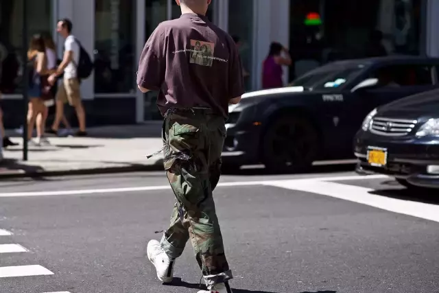 足球衣买大了怎么办(衣服买大了只能塞衣角？涨知识！原来大了的衣服还能这么穿！)