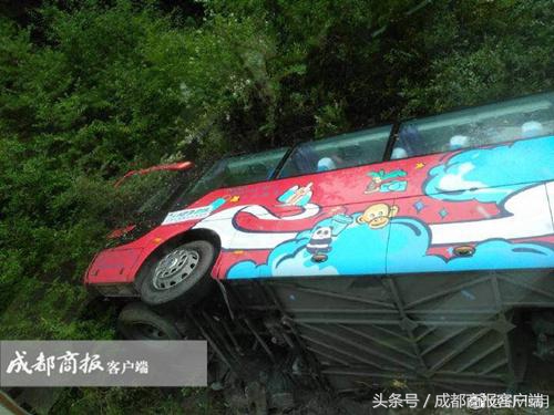 早点新闻｜成都8级大风致停电变压器起火；商妹儿肉测木头过山车