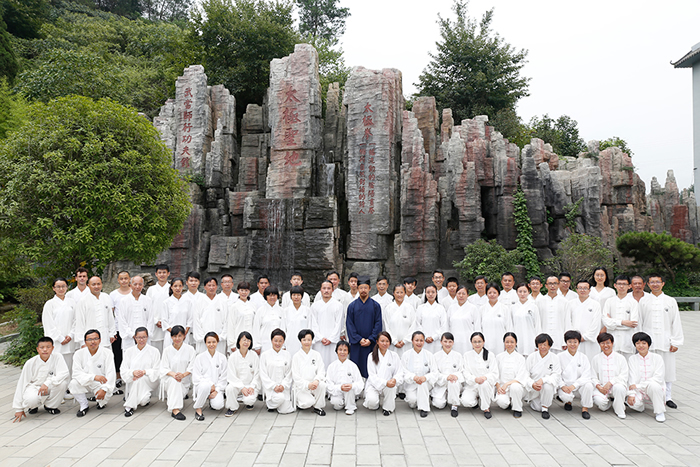 问道武当山，问道陈师行，百人的练功场上，有声似无声