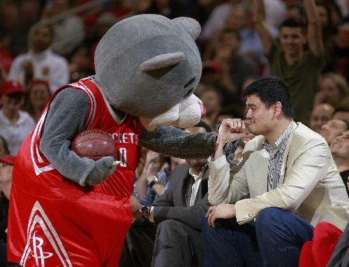 火箭队吉祥物真倒霉(老猫最恨他，只因赛场上曾被他“枪”击—NBA吉祥物故事之火箭)