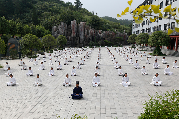 问道武当山，问道陈师行，百人的练功场上，有声似无声