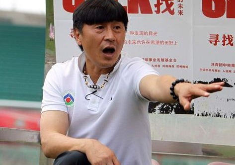 中超球员为什么烫头「国青主帅贾秀全禁止球员搞个性文身,记者：范志毅年少还烫头呢」