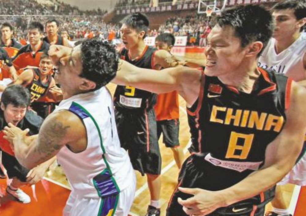 打架会拘留为什么nba打架(篮球场著名打架事件：吴悠被揍，男篮疯狂，奥本山最恶劣！)