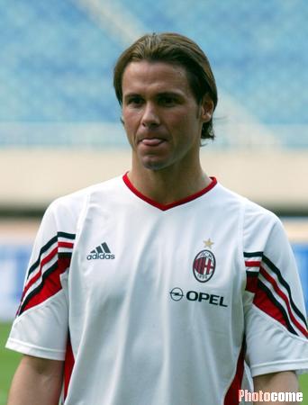 对于ac米兰球迷来说,也是痛苦的,他们早已被雷东多的球技折服,但只能