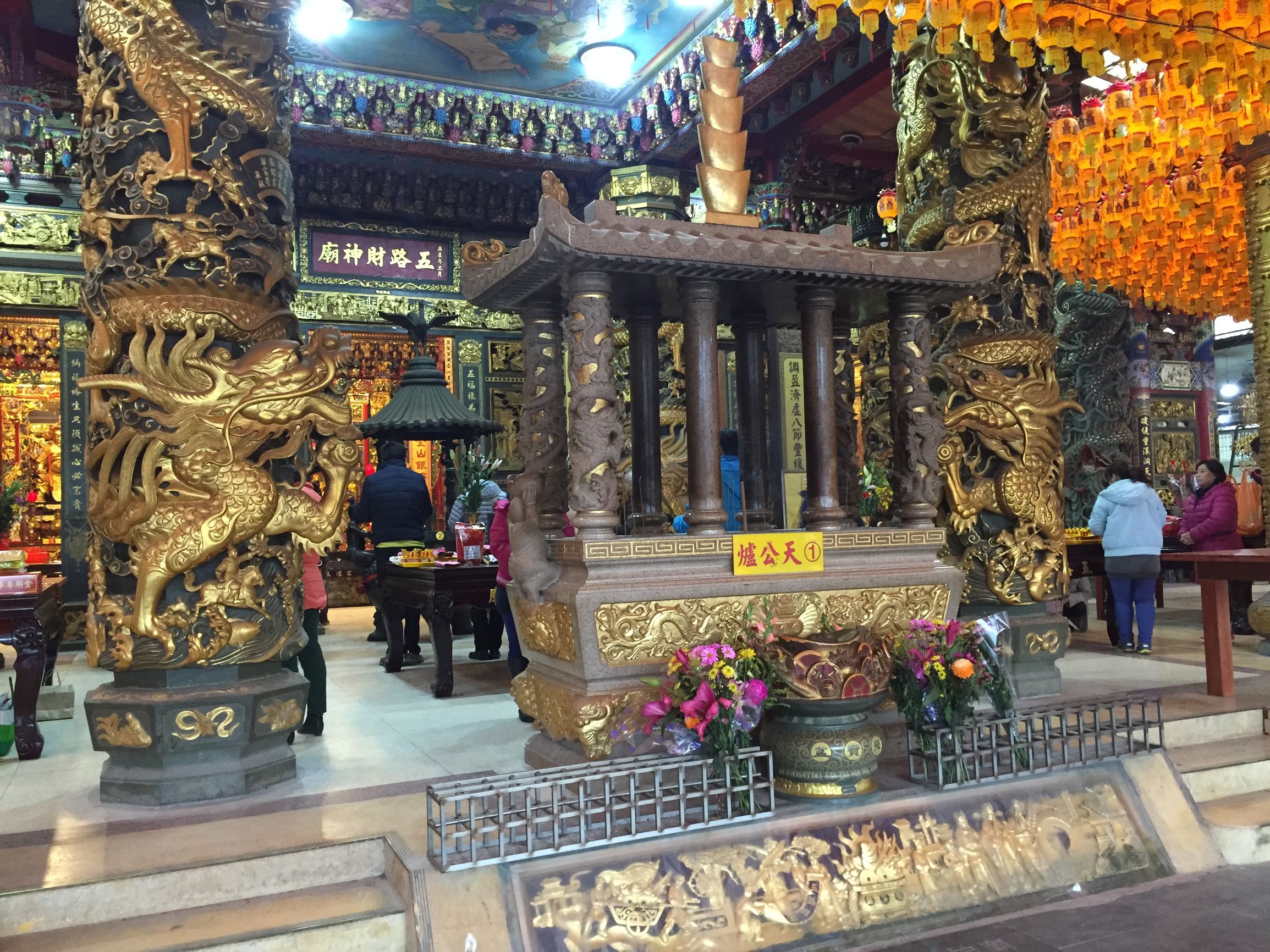 光全兄弟：台湾唯一仅有的土豪金面财神庙