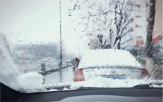 正确清除汽车积雪的实用方法与注意事项