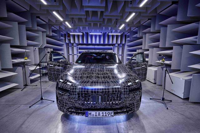 全新BMW 7系纯电动车型在宝马集团研究与创新中心接受声学测试