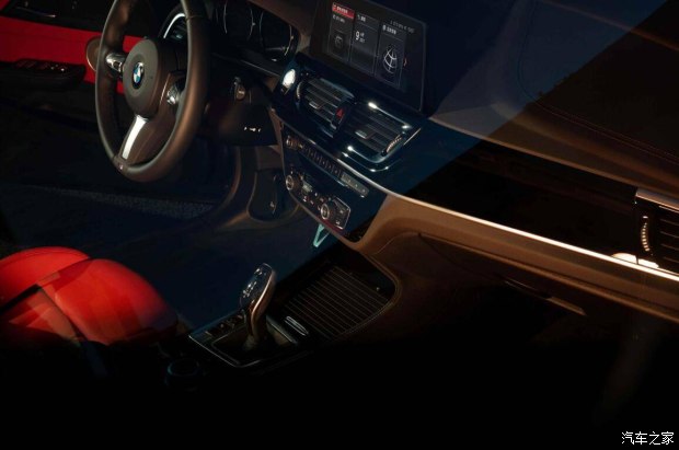 前瞻 BMW 1系运动轿车拍了拍你 向潮而生