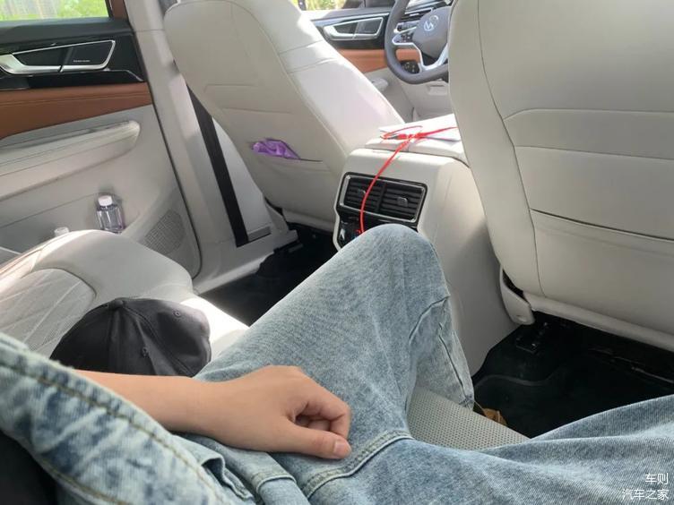 气势压制一切，35岁男人的梦想大七座！试驾上汽大众途昂家族