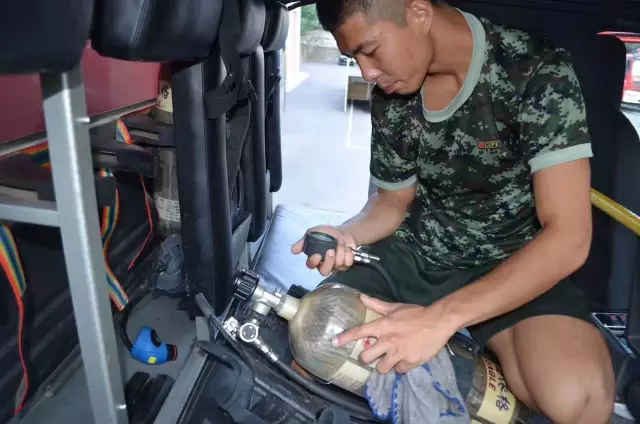 丽江老兵火塘的故事寓意 _飞翔号