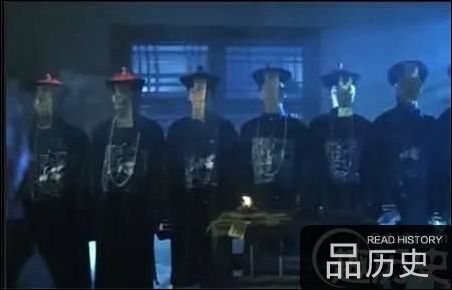 这些僵尸,喜吃活人血肉,其身湿润腐烂,全身皆发出霉味般的恶臭.