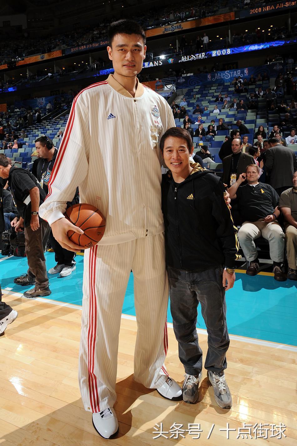 为什么nba球员不能站着合影(切忌不要与NBA球星合影：巨石强森变成瘦子，潘晓婷一站仅到胃)