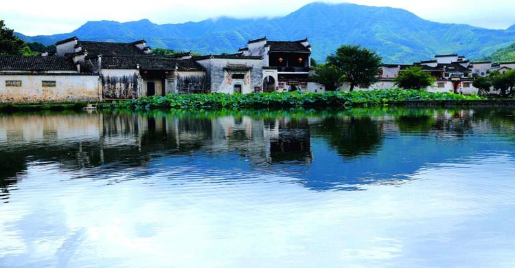 水光潋滟晴方好，山色空蒙雨亦奇