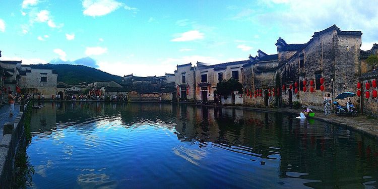 水光潋滟晴方好，山色空蒙雨亦奇