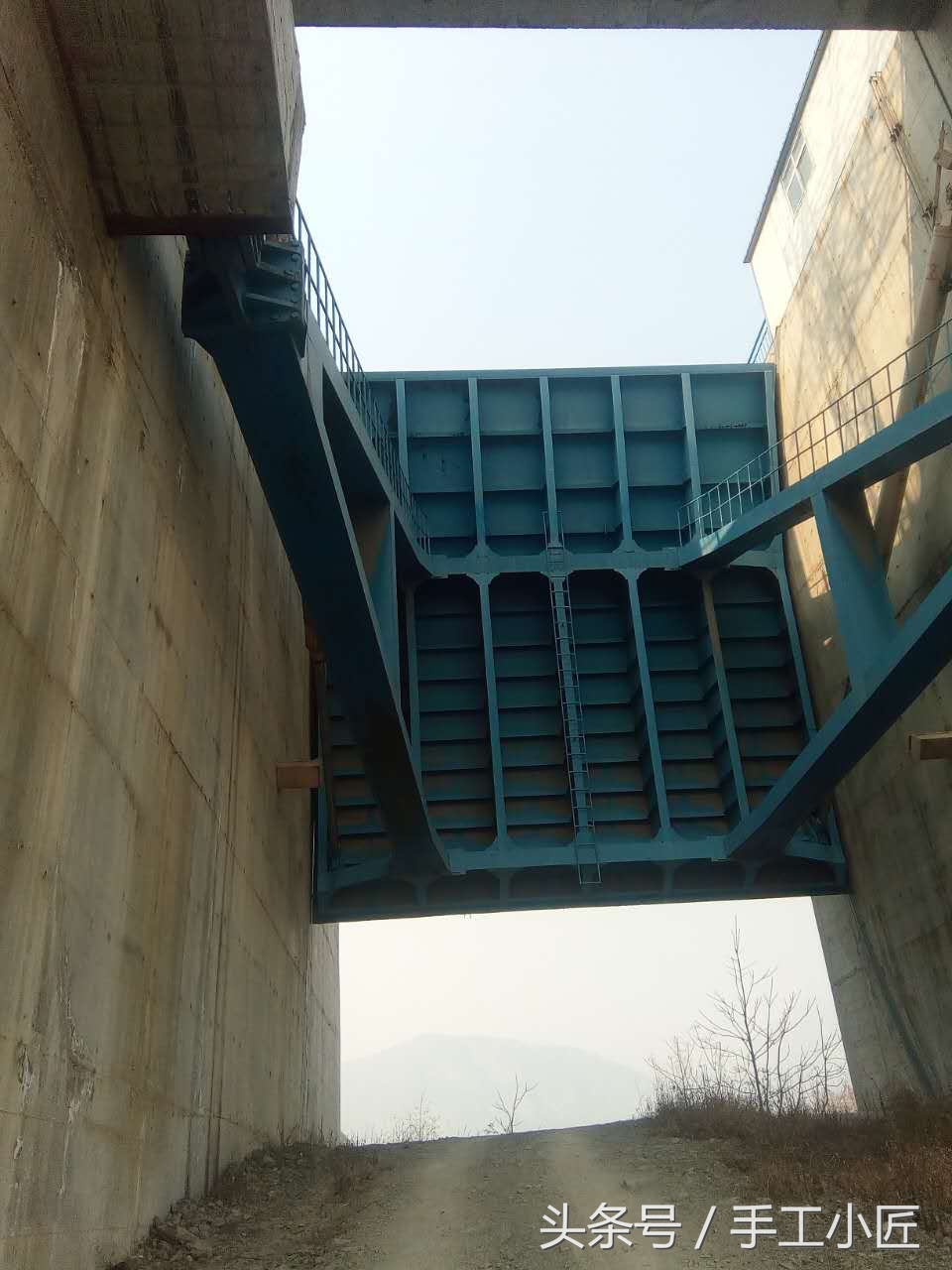 液压升降泄洪闸板主框架结构 - 液压汇
