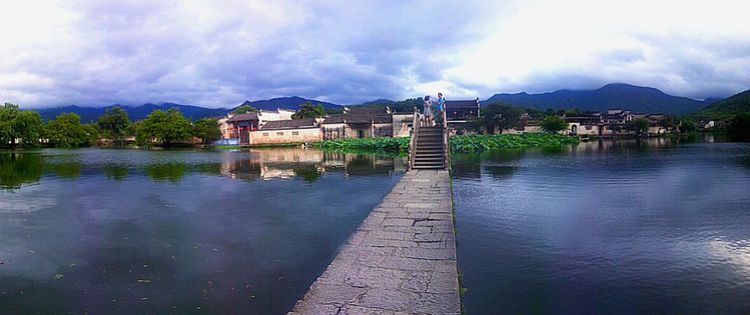 水光潋滟晴方好，山色空蒙雨亦奇