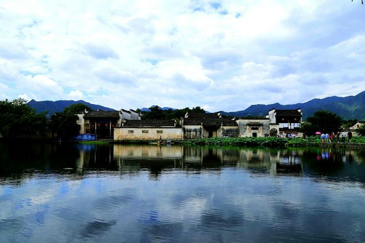 水光潋滟晴方好，山色空蒙雨亦奇