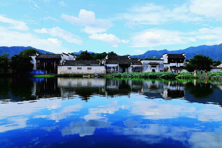 水光潋滟晴方好，山色空蒙雨亦奇