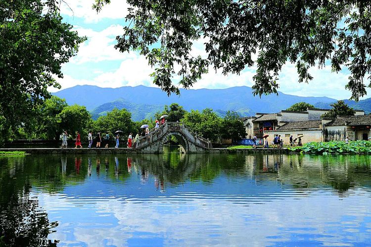 水光潋滟晴方好，山色空蒙雨亦奇