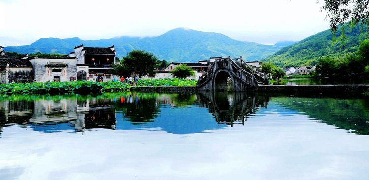 水光潋滟晴方好，山色空蒙雨亦奇