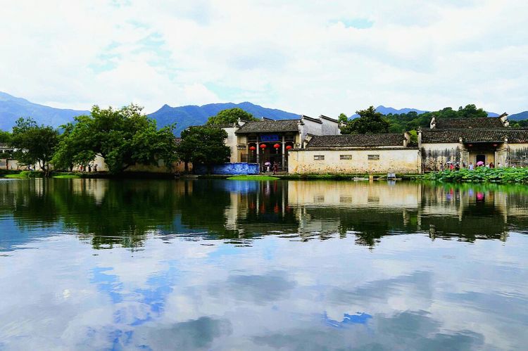 水光潋滟晴方好，山色空蒙雨亦奇