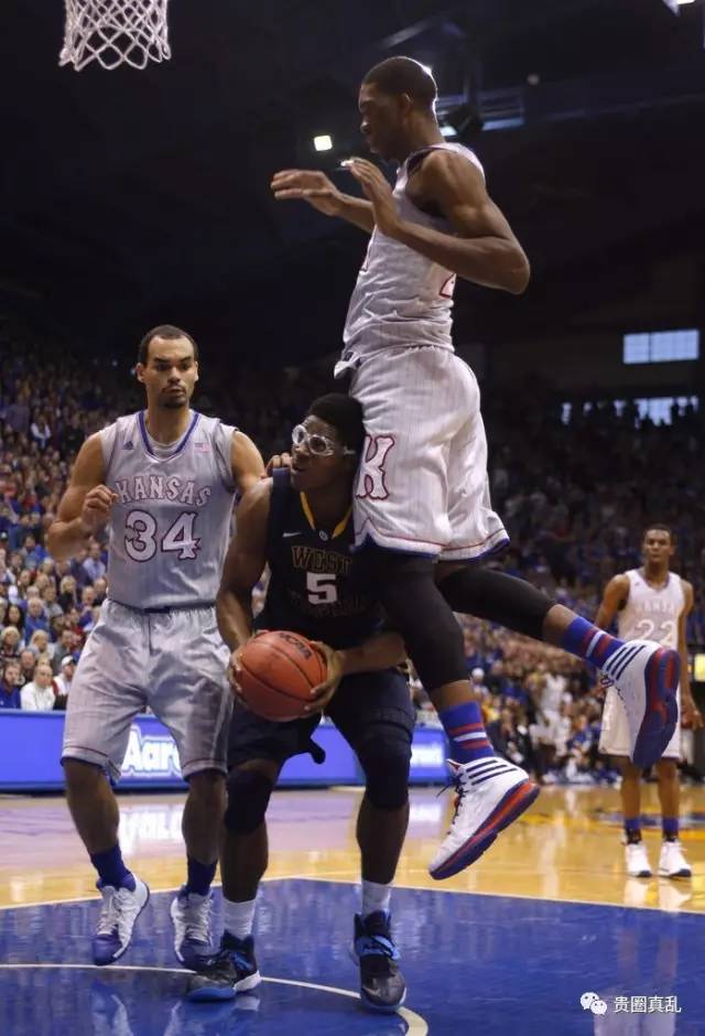 为什么墨尔本联队能打nba(他实战中扣碎篮板，下一个奥尼尔？NBA没人要？！)