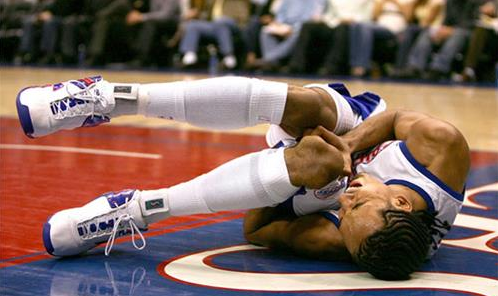 利文斯顿受伤(NBA让人心有余悸的受伤瞬间，利文报销20个月胆小者勿看！)