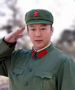 我有窦贤康、丁烈云的军装照，新校友来看看你的校长在里面吗？