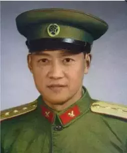 我有窦贤康、丁烈云的军装照，新校友来看看你的校长在里面吗？