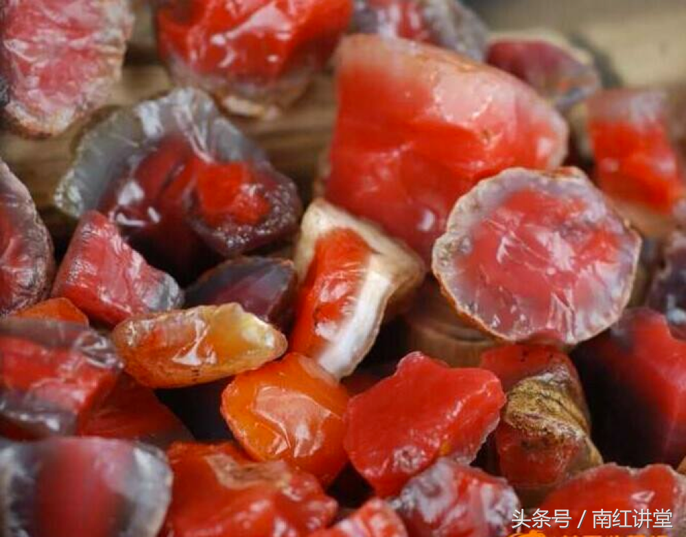 因此很多无良商家开始用这种原石料冒充南红玛瑙,那么这种非洲新红