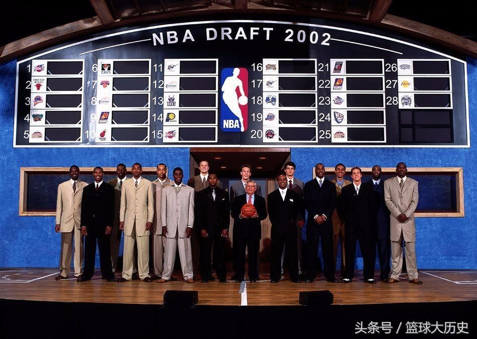 nba02一代还有哪些在(他们和姚明同时进入NBA，如今02届新秀只剩3人未退役！)