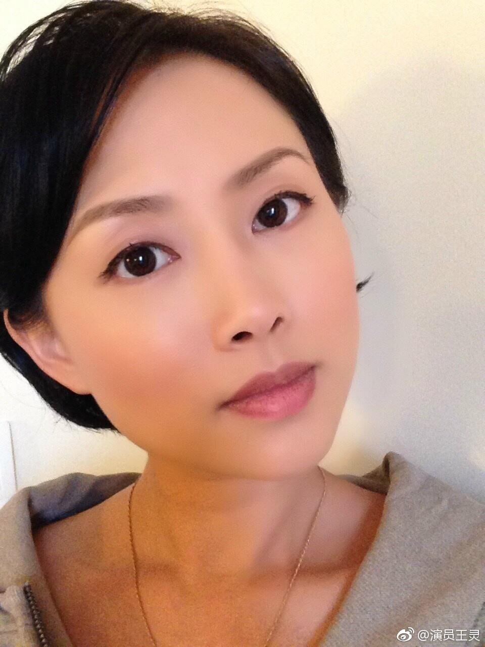 1977年出生的王灵今年40岁了,淡出娱乐圈的她专注相