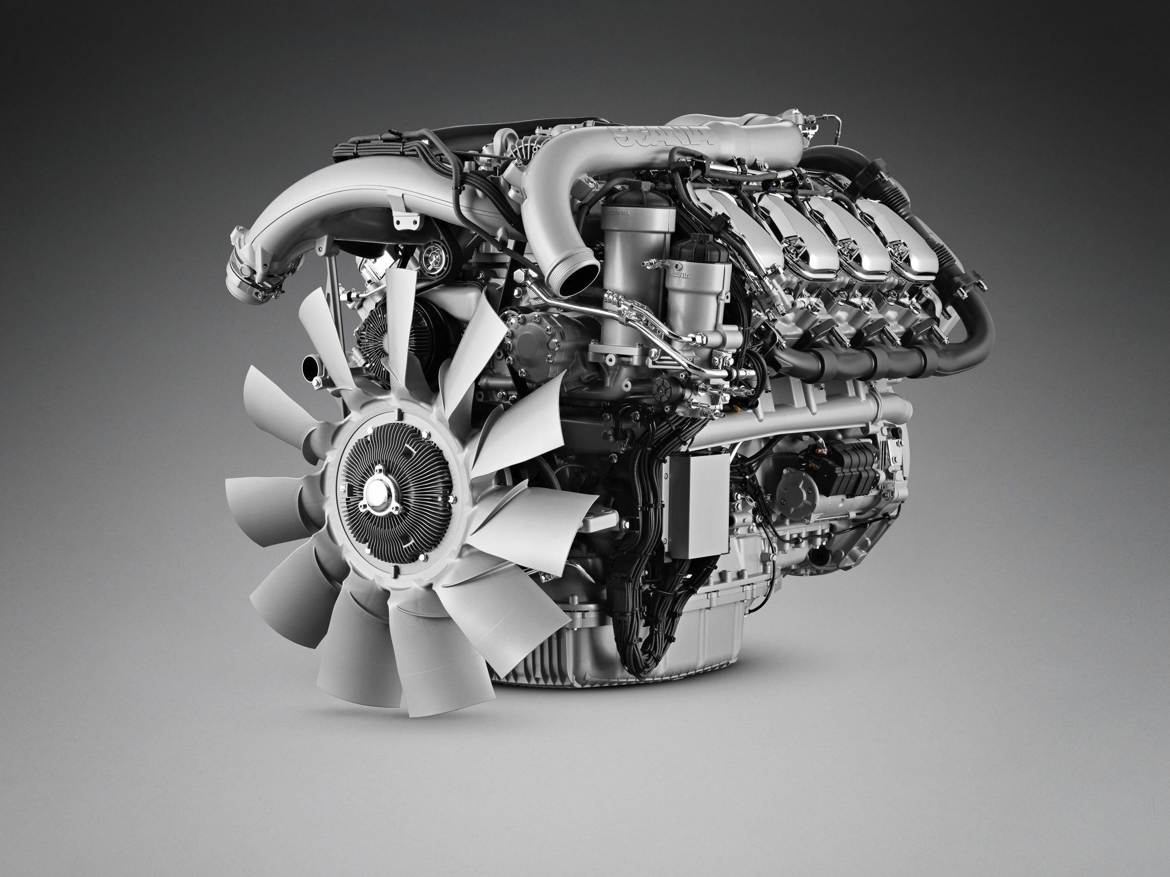 除了v8发动机体积庞大需要r和s系列驾驶室才能选装之外,其他版本驾驶