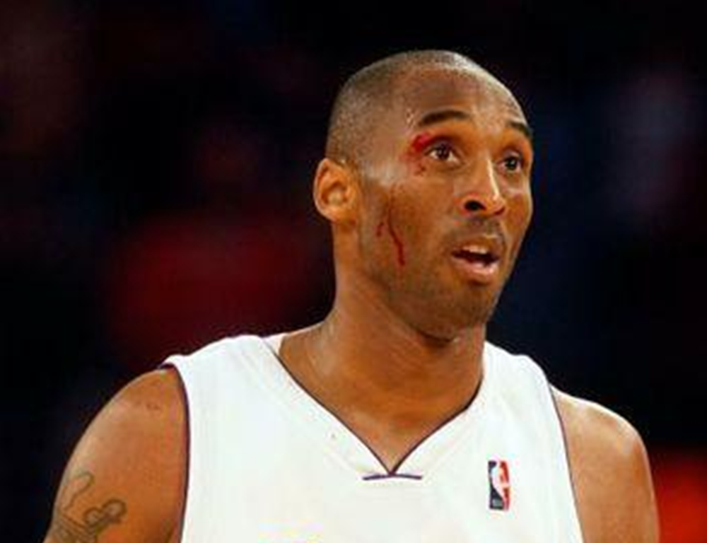 巴蒂尔流血的那场比赛(NBA球星浴血奋战：科比威少领衔，一人鼻子被撞烂！)