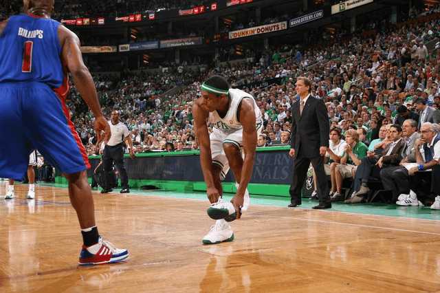 为什么nba要擦鞋底(NBA球员在罚球时为什么总是会摸鞋底？这里面的学问大着呢！)