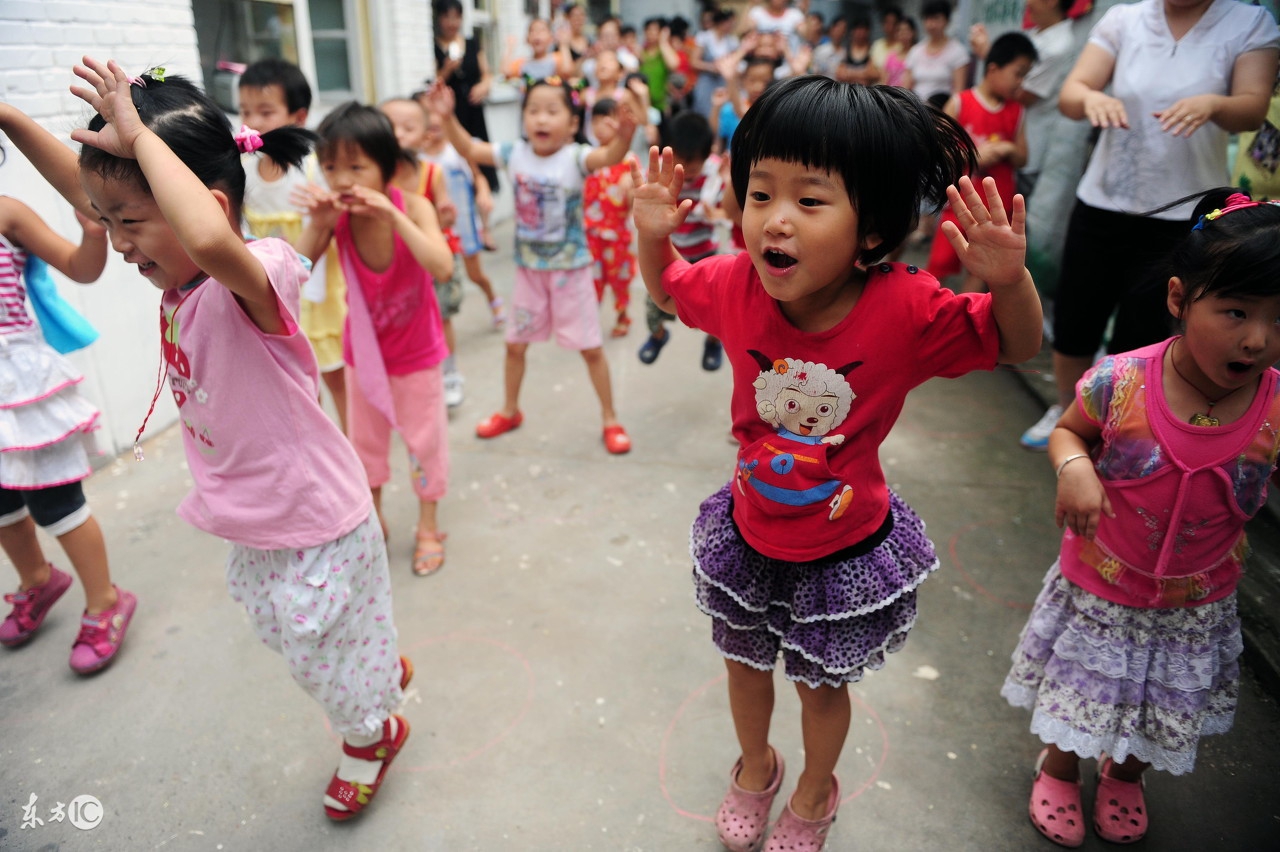 孩子上育儿园，这几类易发生意外的衣服，尽量不要给孩子穿