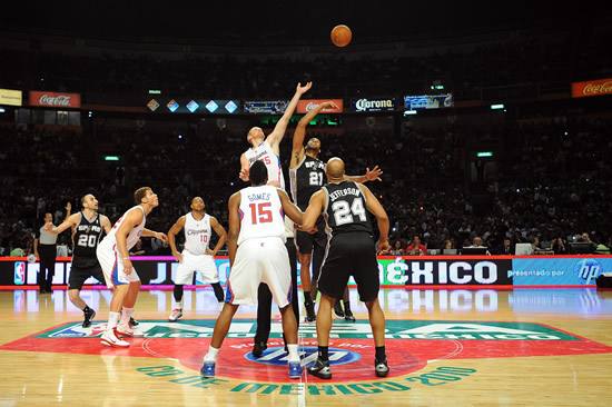 篮球开场球权怎么分(NBA冷知识，球队进攻方向怎么选，每节一开始球权归谁？)