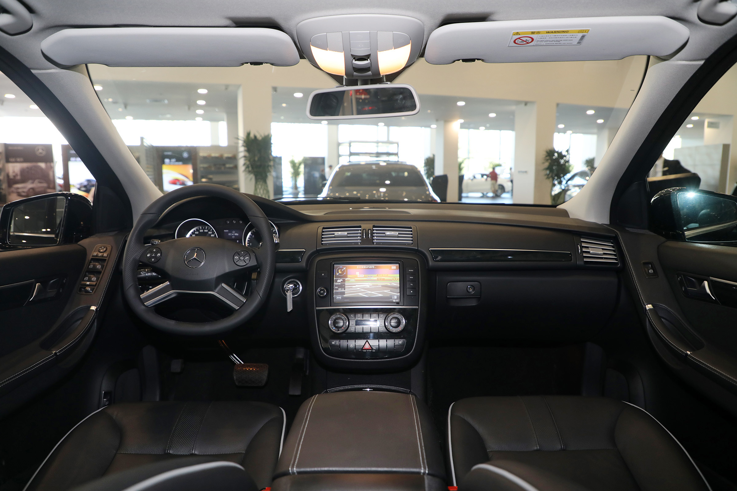 奔驰r级奔驰r级的内饰色彩的搭配十分成熟,大量使用高档材料,置身其中