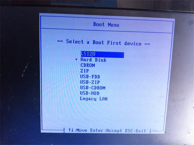 电脑蓝屏后重启装了固态硬盘开机黑屏