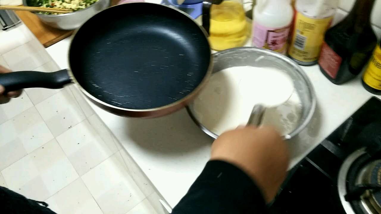 煎餅怎样做才不会断裂？注意几个小细节，做出来的软和又平整！