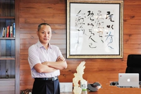 “董小姐”带大礼回汉参加校友会，多次自称是“武汉人”
