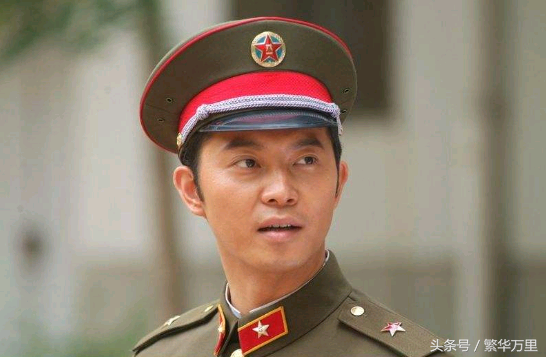 85式军衔肩章(1985年,中国推出了85式军服,肩章上为何没有军衔?