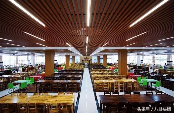 你大学时代的饭堂是不是这样的，师傅来碗粉煮水带走，吃不起了